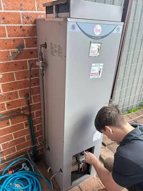 Hot water system repair in Bentleigh